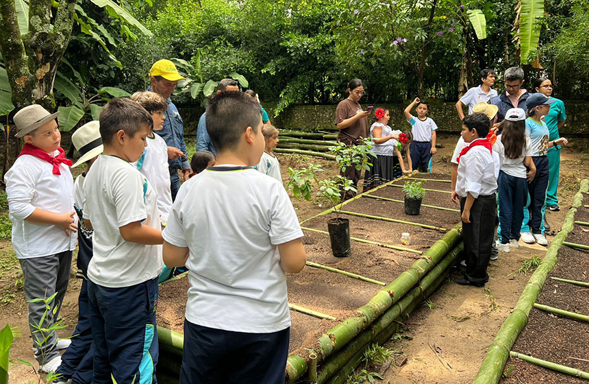 De las aulas a la tierra: estudiantes de ABC le apuestan a la sostenibilidad con huerta orgánica